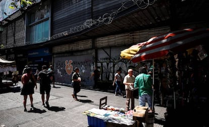 Un edificio comercial incendidado durante las protestas, en Santiago de Chile.