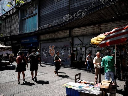 Un edificio comercial incendidado durante las protestas se protege de eventuales saqueos con alambres de púas, en el centro de Santiago de Chile.