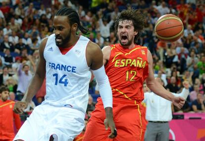 Sergio Llull pierde la pelota contra el francés Ronny Turiaf.