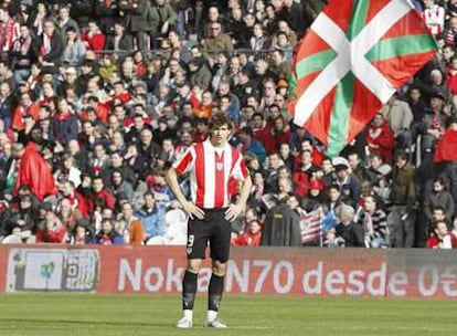 Llorente, durante el minuto de silencio guardado en San Mamés por Isaías Carrasco, la última víctima de ETA.