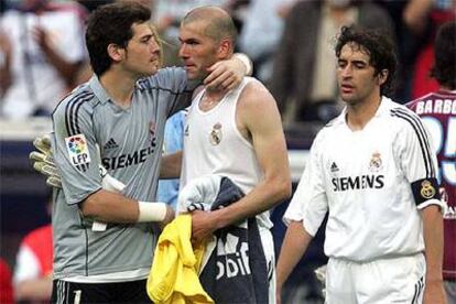 Casillas, Sergio Ramos y Raúl saludan a Zidane al final del partido.