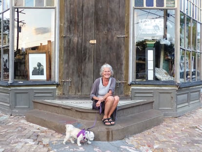 La calígrafa e investigadora estadounidense Phyllis Goodnow, en una calle de Nueva Orleans.