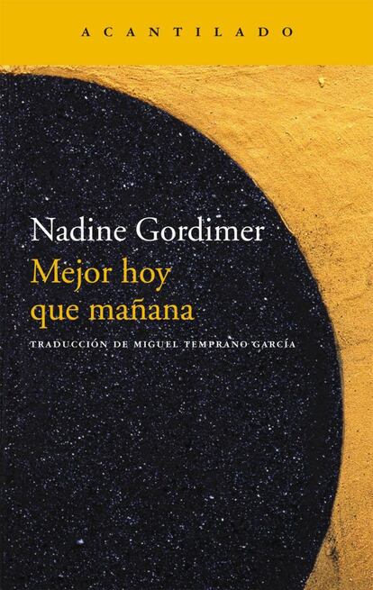 "Ella era negra, él blanco. Eso era lo único que importaba. En eso consistía entonces la identidad. tan sencillo como las letras negras sobre esta página blanca. Y era con esas dos identidades con las que transgredían la ley": esto leemos en un fragmento de 'Mejor hoy que mañana' que podría muy bien servir como sinopsis. En esta novela, la escritora sudafricana, galardonada con el Premio Nobel de literatura en 1991, se centra en una familia de Johannesburgo justo tras la abolición del 'apartheid', en los años noventa, y avanza en el tiempo hasta 2009.