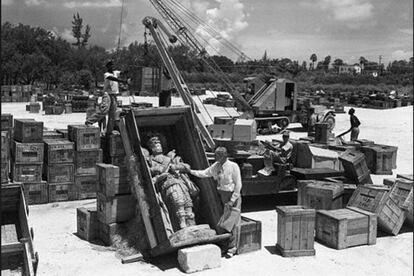 Montaje en agosto de 1952 del monasterio de Sacramenia, comprado por Hearts, en Miami. La estatua es de Alfonso VII de León.