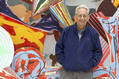 El artista estadounidense Frank Stella posando junto a una de sus obras en el Museo de Artes en Wolfsburgo (Alemania), el 6 de septiembre de 2012.