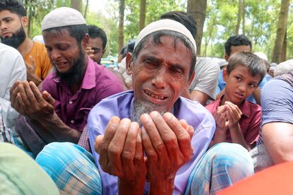 Un grupo de refugiados rohinyás llora mientras rezan durante una reunión para conmemorar el quinto aniversario de su éxodo de Myanmar (antigua Birmania) a Bangladés, en un campo de refugiados en el distrito de Cox's Bazar, el 25 de agosto de 2022. Hace cinco años, en agosto de 2017, más de 700.000 rohinyás se vieron obligados a huir de sus hogares, escapando de una operación militar de las fuerzas de seguridad de Myanmar que la ONU calificó de “limpieza étnica” y “posible genocidio”.