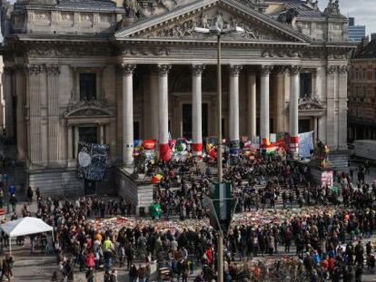 Homenaje a las v&iacute;ctimas del atenado frente al edificio de la Bolsa de Bruselas.