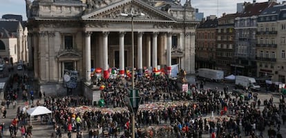 Homenaje a las v&iacute;ctimas del atenado frente al edificio de la Bolsa de Bruselas.