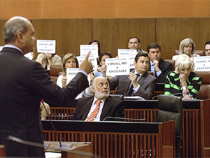 Momento en el que los diputados populares desplegaron los carteles contra el presidente de la Junta.