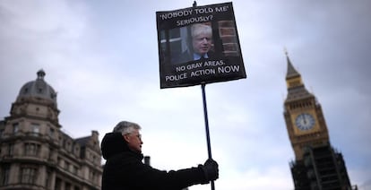 Una manifestante, durante las protestas para exigir la dimisión de Johnson.