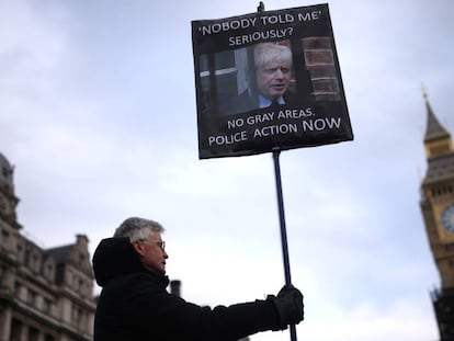 Una manifestante, durante las protestas para exigir la dimisión de Johnson. 