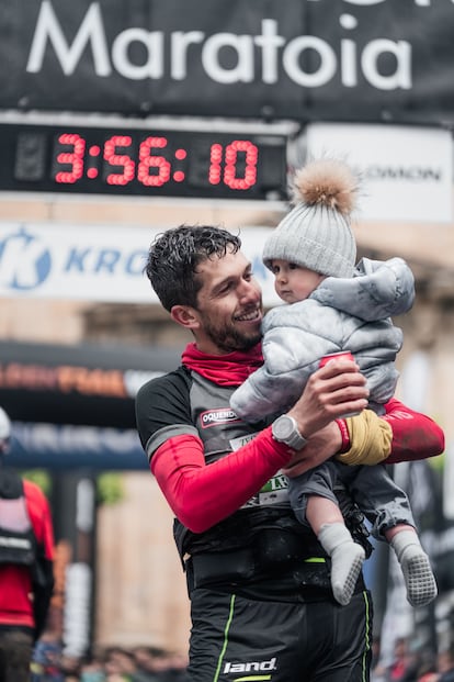 Manuel Merillas tras llegar a la meta y ganar la Zegama-Aizkorri.