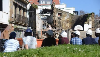 Vecinos de Ferrol Vello, esta mañana durante la protesta por el abandono del barrio.