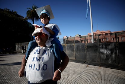 Mariano Bardelli, un hombre de 49 años, protesta ante la Casa Rosada con su hijo de 5 años.