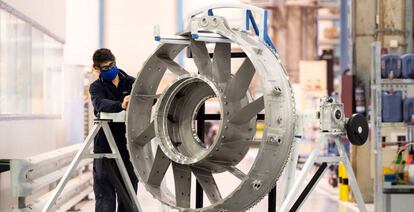 Un operario trabaja en las instalaciones d ITP Aero, fabricante aeronáutico.