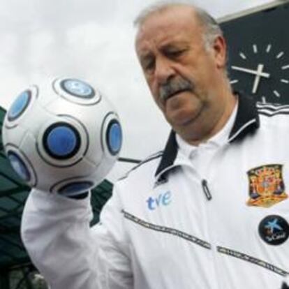 Xavi y Vicente del Bosque, en un entrenamiento de la Selección en Azerbayán