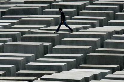 El monumento al Holocausto, un proyecto del arquitecto estadounidense Peter Eisenman compuesto por 2.711 paralelepípedos de hormigón, se inauguró el pasado 10 de mayo cerca de la puerta de Brandeburgo.