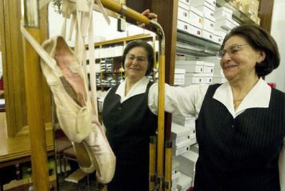 Matilde de Urritia, Maty, en su tienda de la calle de las Hileras.