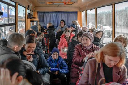 Los desplazados ucranios llegan a un centro de refugiados en Zaporiyia. En total, 4.892 personas han sido evacuadas de distintas ciudades ucranias el miércoles a través de corredores humanitarios, más que las 3.846 que escaparon el martes, según ha informado la vice primera ministra, Irina Vereshchuk.
