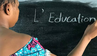 Una niña en su escuela en la República Democrática del Congo.