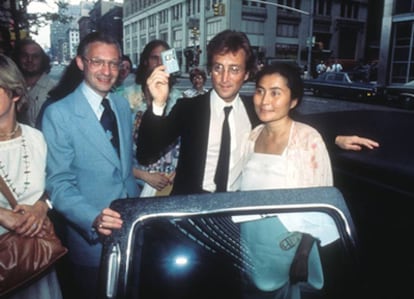 John Lennon celebra su permiso de residencia en EE UU junto a Yoko Ono y su abogado Leon Wiles.
