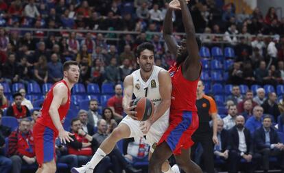 Campazzo busca el pase ante Hunter.