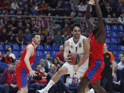 Campazzo busca el pase ante Hunter.