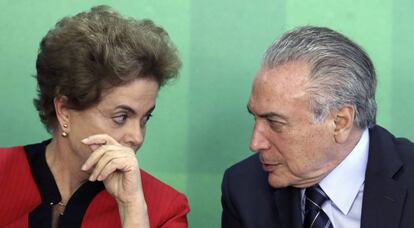 Dilma Rousseff habla con su vicepresidente Michel Temer.