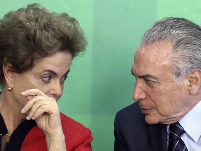 Dilma Rousseff habla con su vicepresidente Michel Temer.