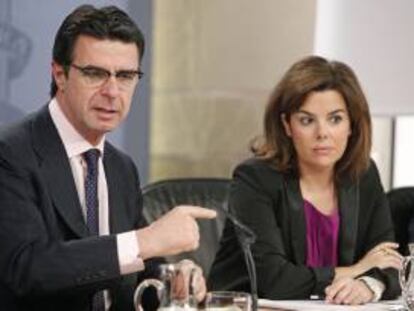 El ministro de Industria, José Manuel Soria, junto a la vicepresidenta del Gobierno, Soraya Sáenz de Santamaría, durante la rueda de prensa posterior al Consejo de Ministros.