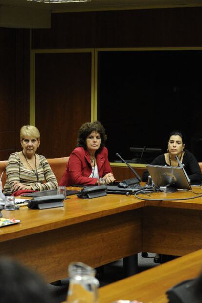 De izquierda a derecha, Ana Maira Rodríguez, asesora de la Asamblea Nacional de Cuba, y Olga Salanueva y Adriana Pérez, esposas de dos miembros del grupo de los Cinco, ayer en Vitoria.