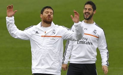 Xabi Alonso (left) and Real teammate Isco in training this week.