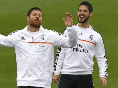Xabi Alonso (left) and Real teammate Isco in training this week.