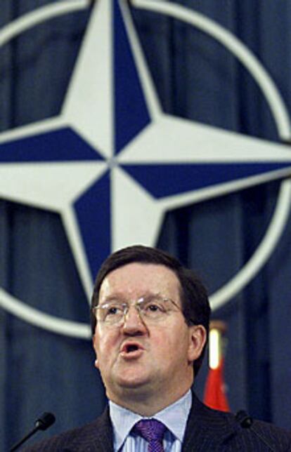 El secretario general de la OTAN, George Robertson, durante la rueda de prensa en la que ha anunciado la activación de la cláusula de defensa mutua.
