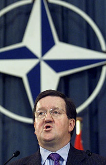 El secretario general de la OTAN, George Robertson, durante la rueda de prensa en la que ha anunciado la activación de la cláusula de defensa mutua.