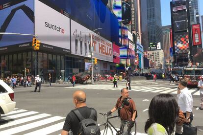 La policía bloquea un cruce en Times Square, cerca del coche que golpeó a una multitud de peatones.