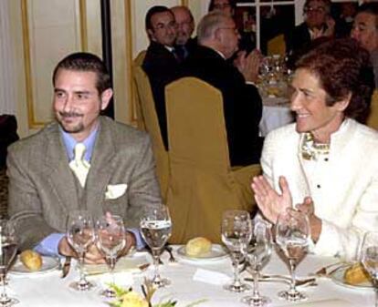 El ganador del Premio Loewe de Poesía, Vicente Gallego, junto a la periodista Covadonga O'Shea.