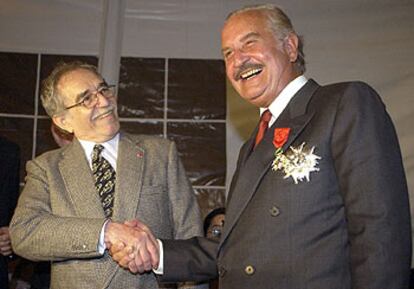 Carlos Fuentes (a la derecha) y Gabriel García Márquez, el pasado miércoles en la Embajada de Francia en Ciudad de México, tras recibir el primero de ellos la Legión de Honor francesa.