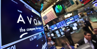 Pantalla de Avon en la Bolsa del NYSE de Nueva York.