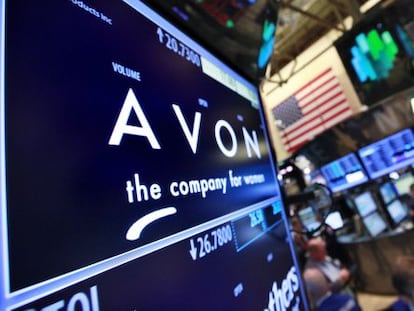 Pantalla de Avon en la Bolsa del NYSE de Nueva York.