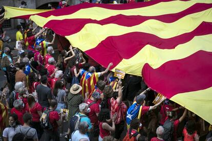 Los participantes, pese a que la asistencia está lejos de cifras de años anteriores, han desbordado el recorrido que había marcado la organización.