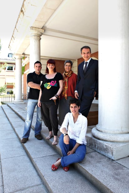 José Luis Rodríguez Zapatero junto a Isabel (ama de casa), Marcela (universitaria), Laura (desempleada) y Alfredo (bombero).