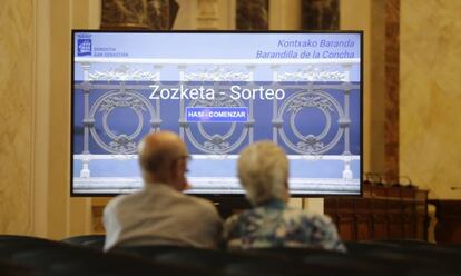 Sorteo de la barandilla de La Concha en el salón de plenos del Ayuntamiento de San Sebastián.