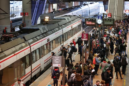 Trenes de Cercanías de Renfe en la estación madrileña de Atocha.