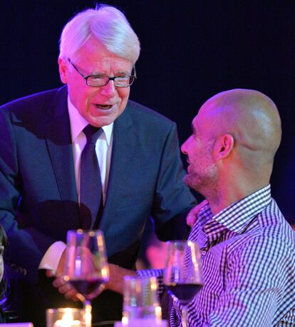 El presidente de la Liga alemana, Reinhard Rauball, felicita a Guardiola.