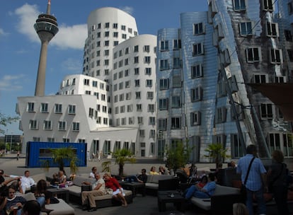 Edificios proyectados por Frank Gehry en el puerto fluvial de Dusseldorf, Alemania.