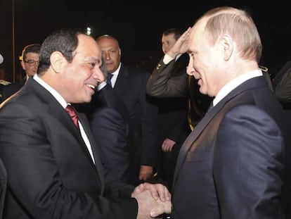 O presidente Al Sisi recebe seu homólogo Putin no Cairo.