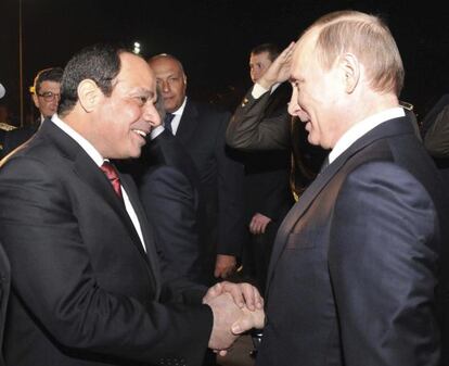 O presidente Al Sisi recebe seu homólogo Putin no Cairo.