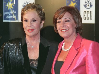 Lina Morgan, como empresaria y Concha Velasco, como productora de teatro, son dos de las galardonadas en la III edición de los premios "Eci Internacional Mujeres Empresarias", en 2001.
