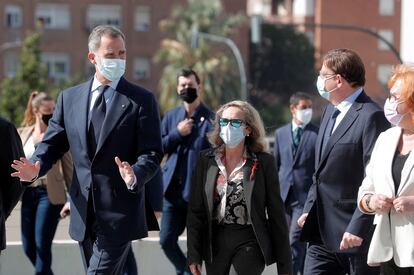 El Rey Felipe VI, junto a la vicepresidenta tercera y ministra de Economía, Nadia Calviño, y el presidente valenciano, Ximo Puig, a su llegada al congreso de directivos.